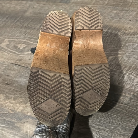 Clogs - Picture 2 of 3